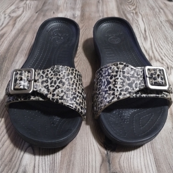 Crocs Sarah Leopard Slide Sandal Women's Size 7 - Picture 2 of 5